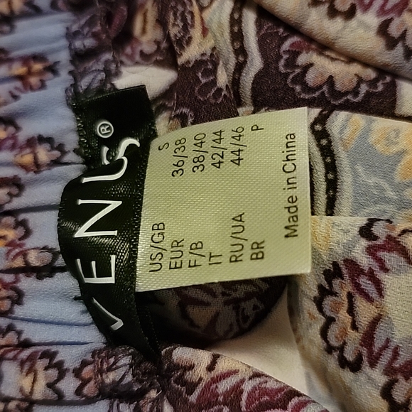 Like new off the shoulder top - Picture 3 of 5